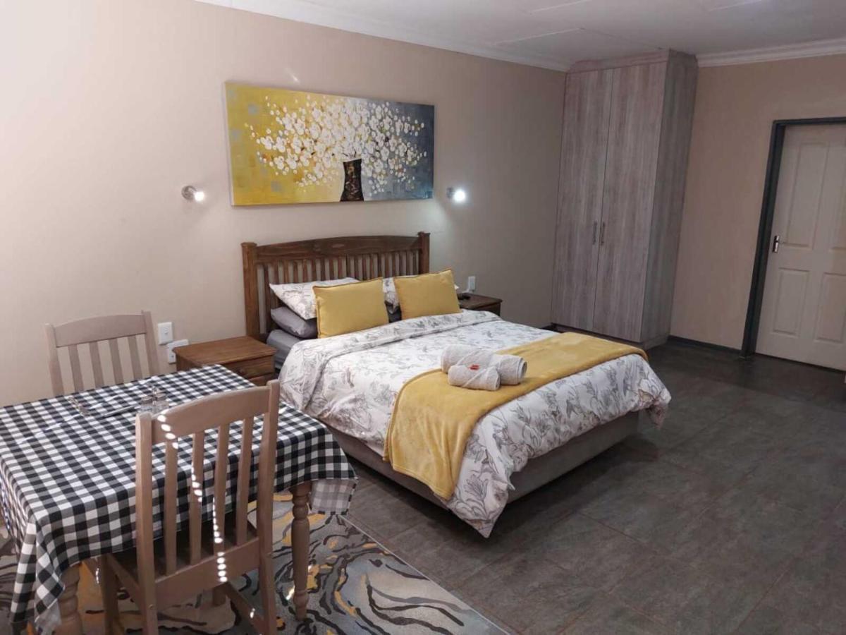 Wisteria Lane Guesthouse Postmasburg Esterno foto