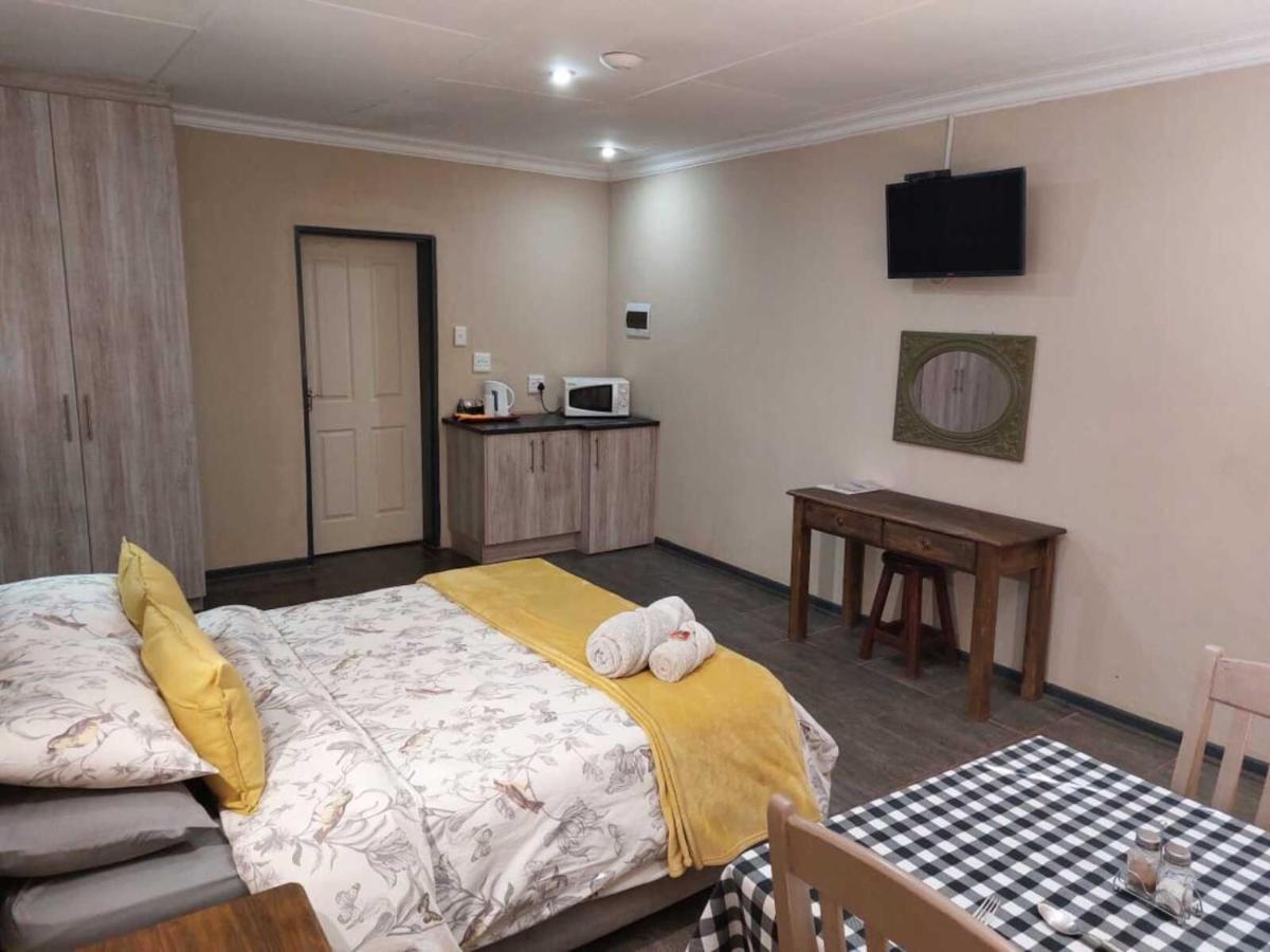 Wisteria Lane Guesthouse Postmasburg Esterno foto